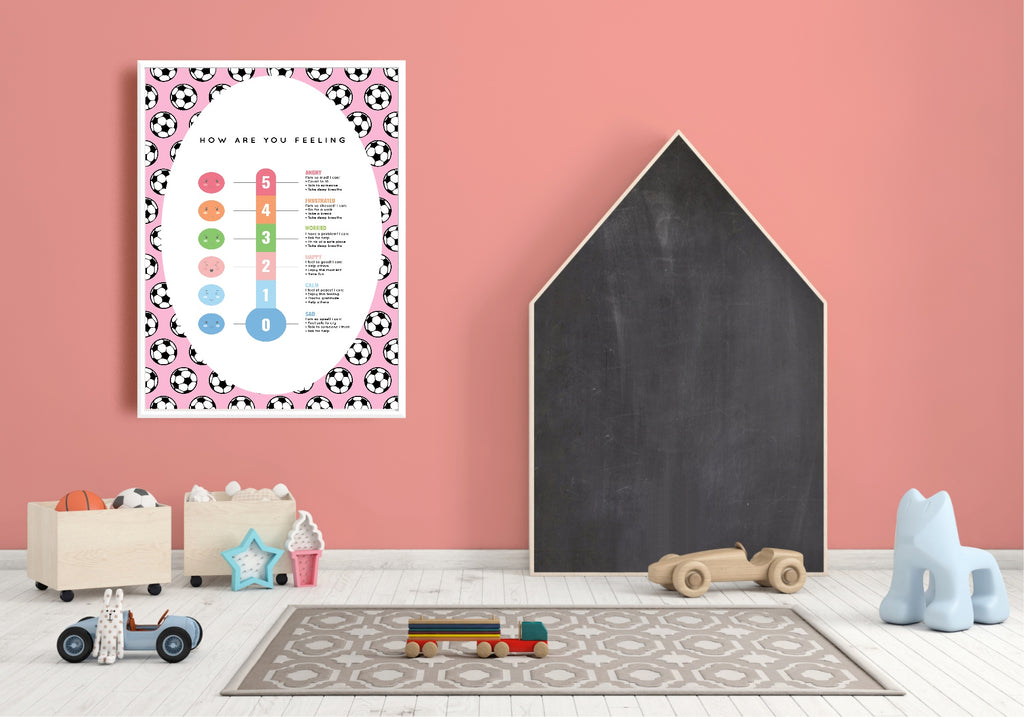 Children's room with a情绪评估图和玩具